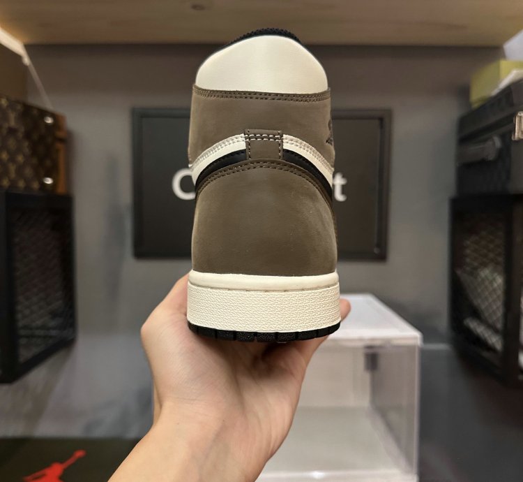 Jordan 1 Retro High Dark Mocha 555088-105