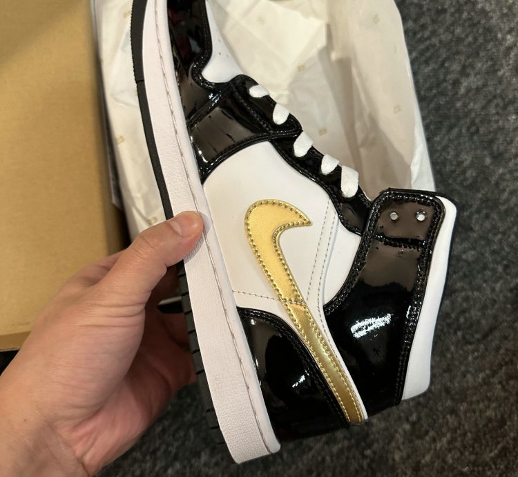 Jordan 1 Mid Patent Black White Gold 852542-007