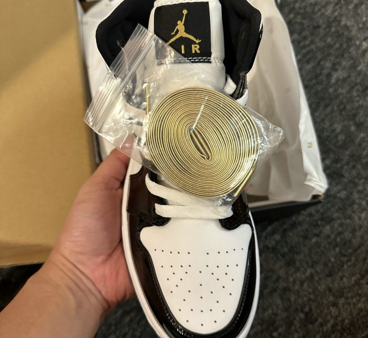 Jordan 1 Mid Patent Black White Gold 852542-007