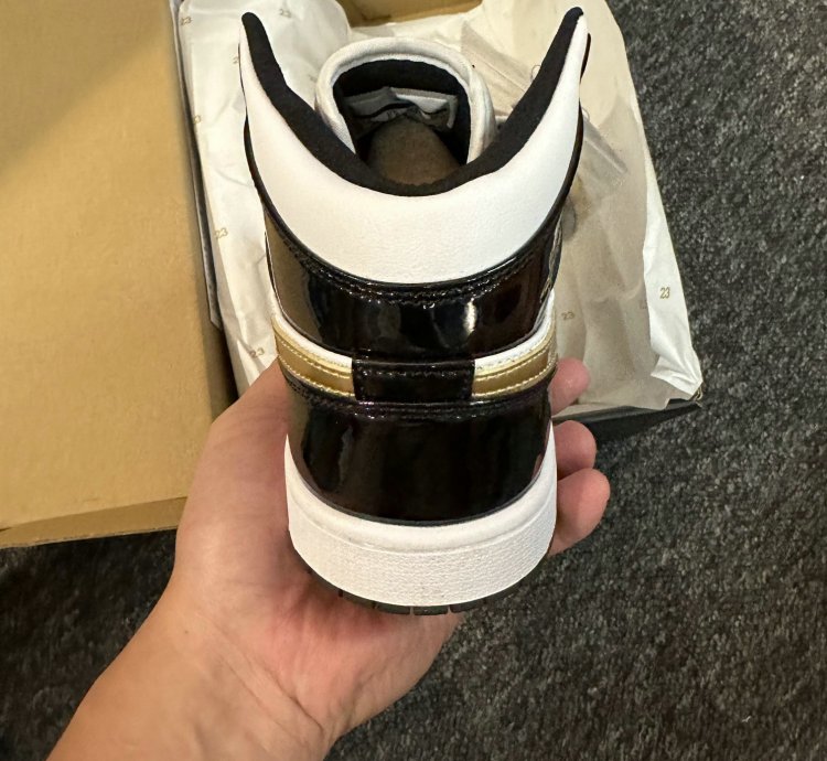 Jordan 1 Mid Patent Black White Gold 852542-007