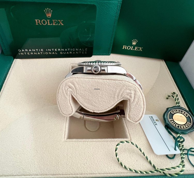 Rolex Submariner Date Unworn Submariner Date 40mm 116610lv Stainless Steel Hulk Green Dial Gree