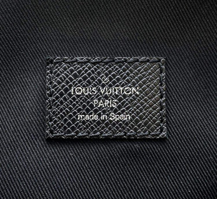 Louis Vuitton Avenue Sling Bag Noir Taiga Leather