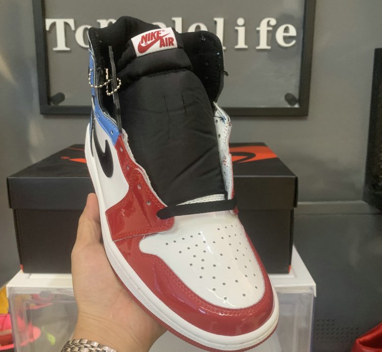 Air Jordan 1 Retro High Fearless Unc Chicago