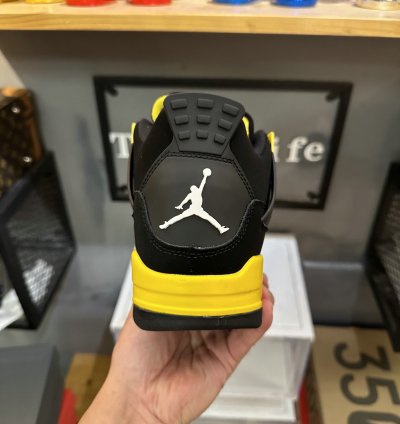 Jordan 4 Retro Thunder (2023) DH6927-017