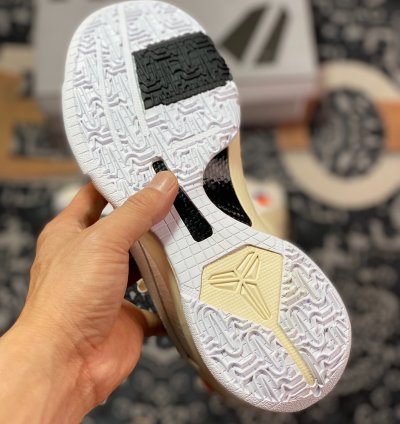 Off-White x NK Zoom Kobe 5 DB4796-101