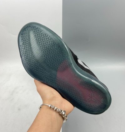 P240 Nk Kobe 11 EM Low lnvisibility Cloak 836183-005