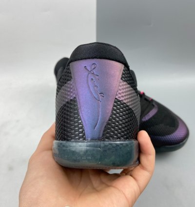 P240 Nk Kobe 11 EM Low lnvisibility Cloak 836183-005