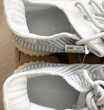 STEAL Adidas Yeezy Boost 350 V2 Cloud White - Size 9