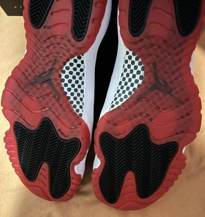 Air Jordan 11 Reto Bred