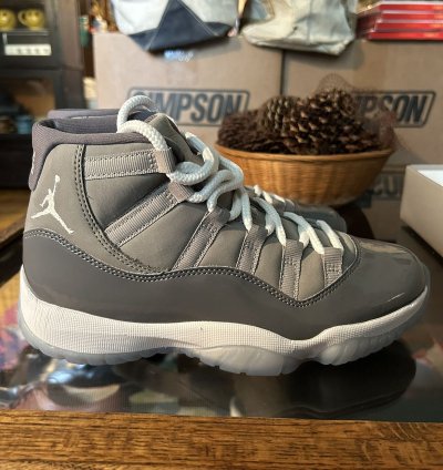 Air Jordan 11 retro 2021 size 7 cool grey