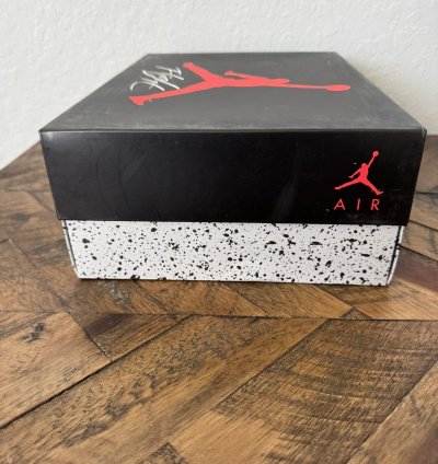 Air Jordan 4 Retro - Bred 2019 Size 9