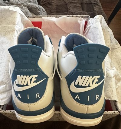 Air Jordan 4 Retro Military Blue (2024)