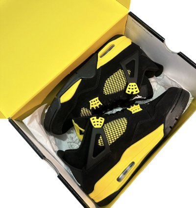 Air Jordan 4 Retro Thunder 2023