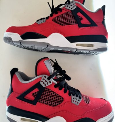 Air Jordan 4 Retro Toro Bravo Size 9 men