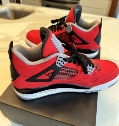 Air Jordan 4 Retro Toro Bravo Size 9 men