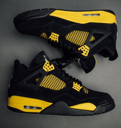 Jordan 4 Retro Thunder (2023)