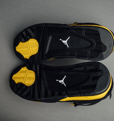 Jordan 4 Retro Thunder (2023)