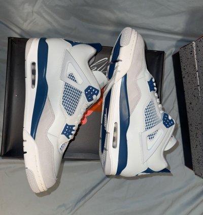 Military blue Jordan 4