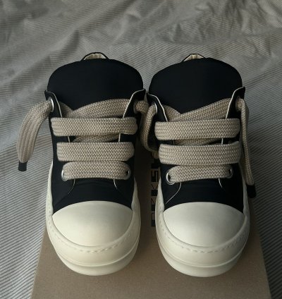 (42 5) Plush Puffer Jumbo Lace Sneakers