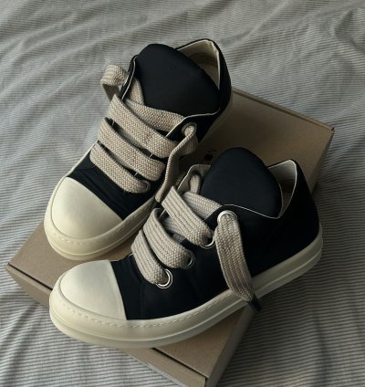 (42) Plush Puffer Black Jumbo Lace Sneakers