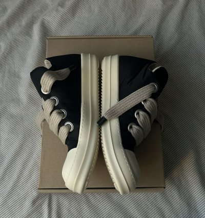 (42) Plush Puffer Black Jumbo Lace Sneakers