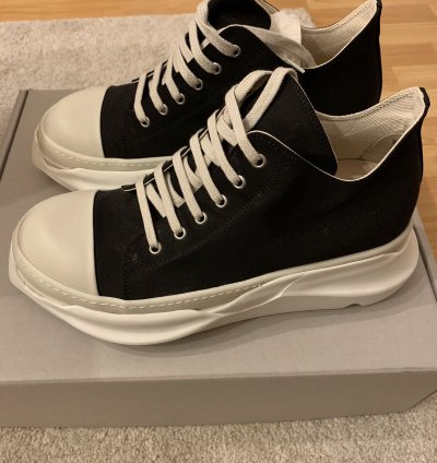 Abstract low sneakers