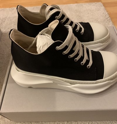 Abstract low sneakers