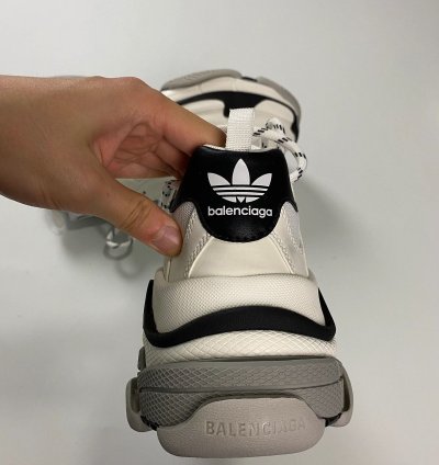BALENCIAGA ADIDAS TRIPLE IN CREME WHITE BLACK