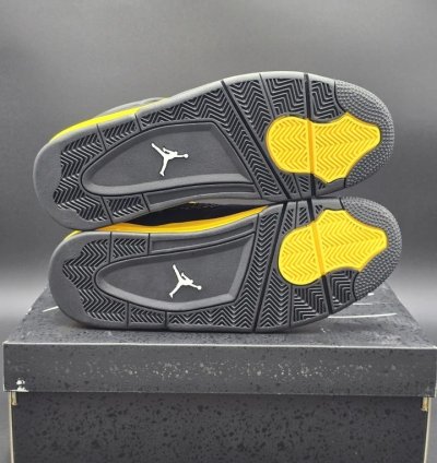 Jordan 4 Retro Thunder 2023. DH6927017