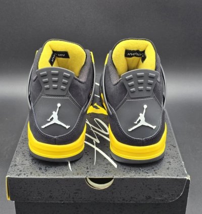 Jordan 4 Retro Thunder 2023. DH6927017