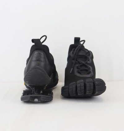 o1rshd1 Toe Low Top Sneakers in Black