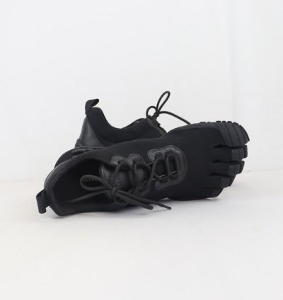 o1rshd1 Toe Low Top Sneakers in Black
