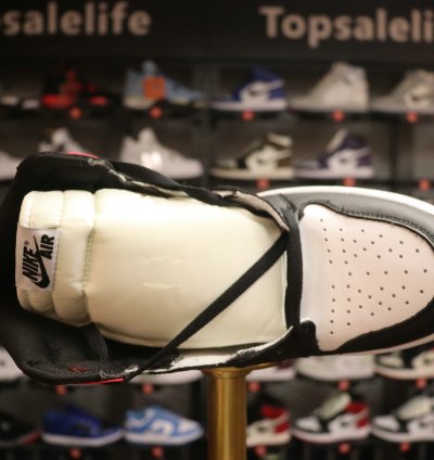 Air Jordan 1 Retro High 'Satin Black Toe'