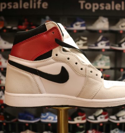 Air Jordan 1 Retro High OG Light Smoke Grey