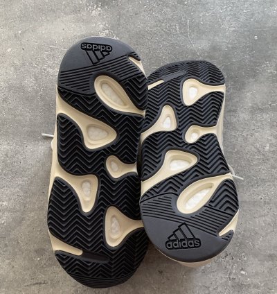ADIDAS YEEZY BOOST 700 ANALOG US 9 EUR 42