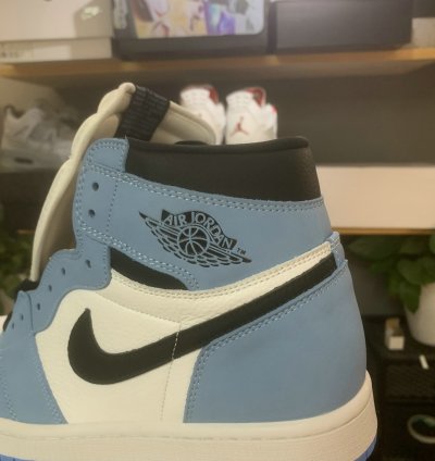 Air Jordan 1 Retro High OG 'University Blue' 555088-134