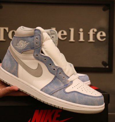 Air Jordan 1 Retro High OG 'Hyper Royal' 555088-402