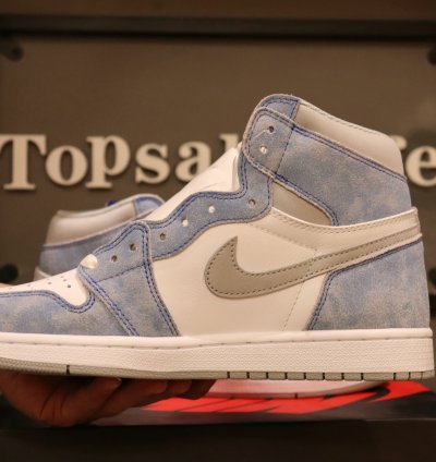 Air Jordan 1 Retro High OG 'Hyper Royal' 555088-402