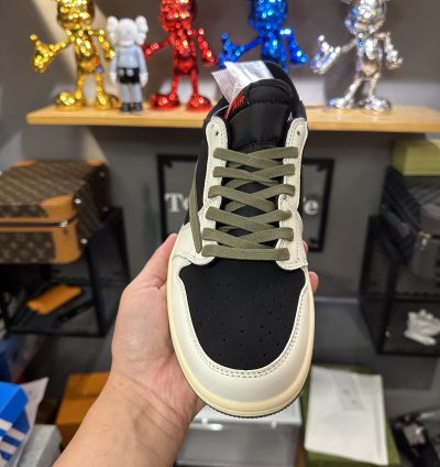 Travis Scott x Air Jordan 1 Low OG 'Olive' DZ4137-106