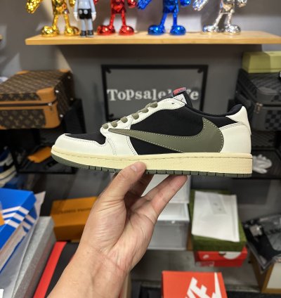 Travis Scott x Air Jordan 1 Low OG 'Olive' DZ4137-106