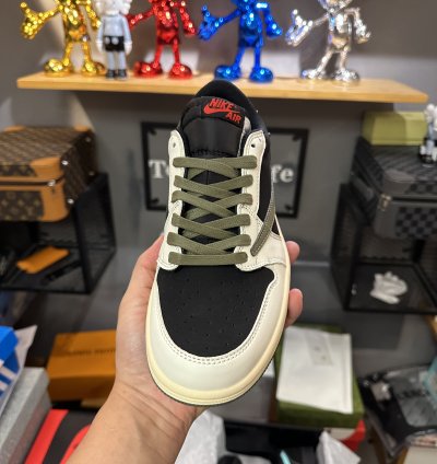 Travis Scott x Air Jordan 1 Low OG 'Olive' DZ4137-106