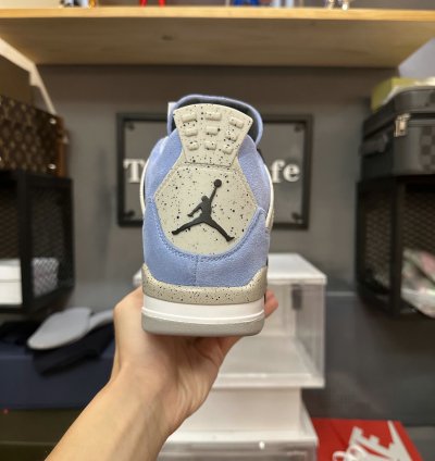 Jordan 4 Retro University Blue CT8527-400