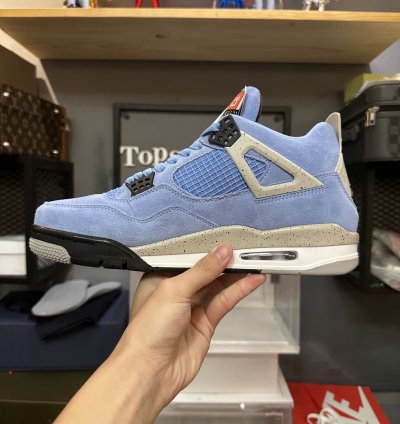 Jordan 4 Retro University Blue CT8527-400