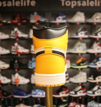 Air Jordan 1 Retro High Og yellow Toe