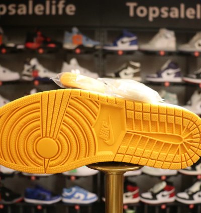 Air Jordan 1 Retro High Og yellow Toe