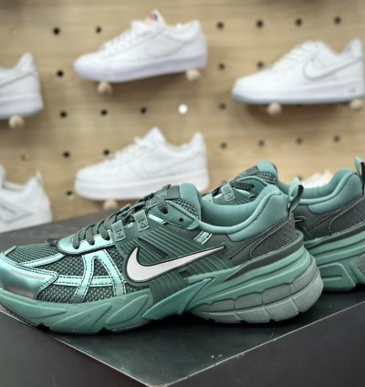 220 Nike Wmns V2k Runtekk Low White Red Blue Retro Trend Running Shoes Emerald G