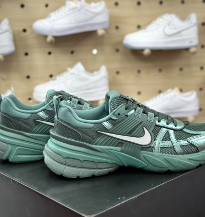 220 Nike Wmns V2k Runtekk Low White Red Blue Retro Trend Running Shoes Emerald G
