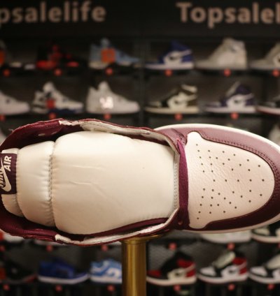 Air Jordan 1 Retro High bordeaux 555088-611