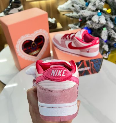 Nike Sb Dunk Strange Love