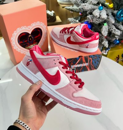 Nike Sb Dunk Strange Love